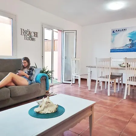 Проживание в семье Kalani Surf House Коральео